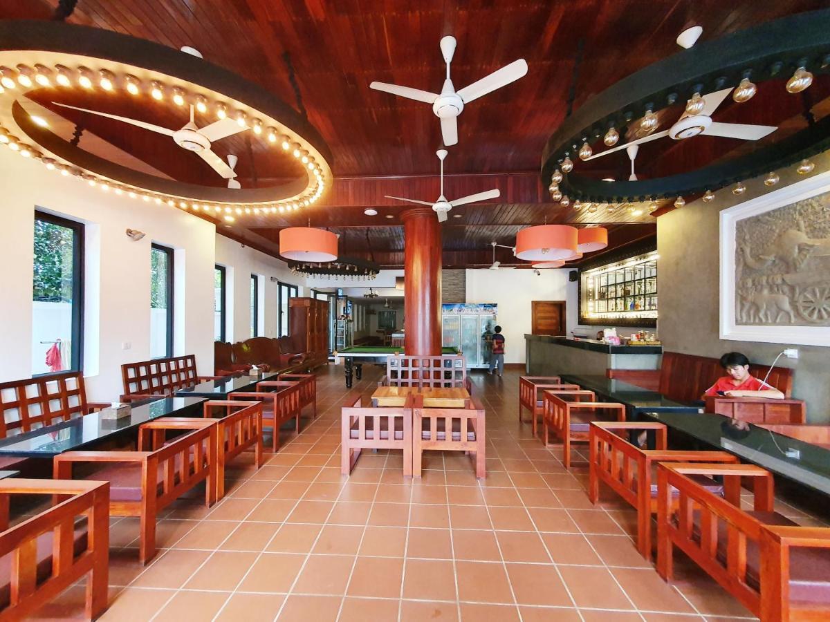Darling Pub Hostel Siem Reap Bagian luar foto