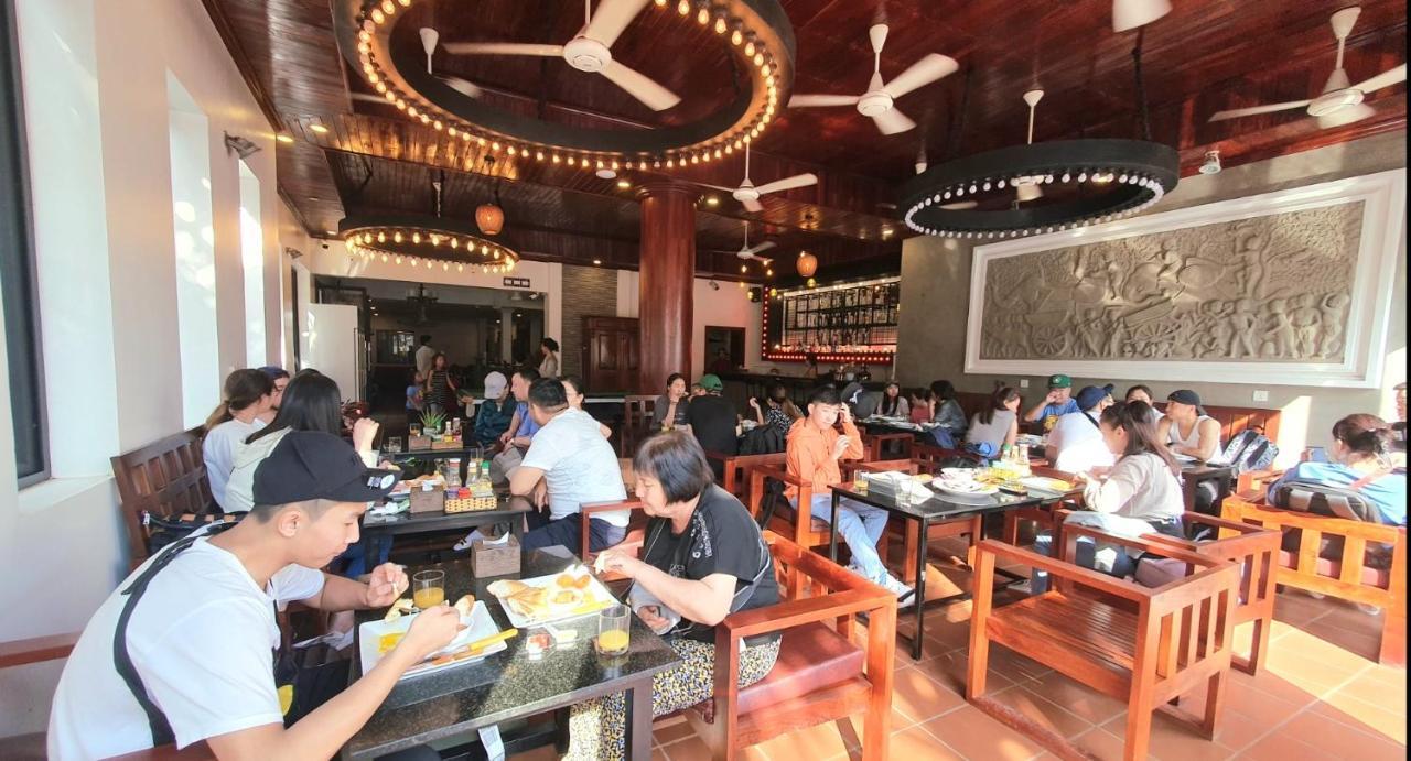 Darling Pub Hostel Siem Reap Bagian luar foto
