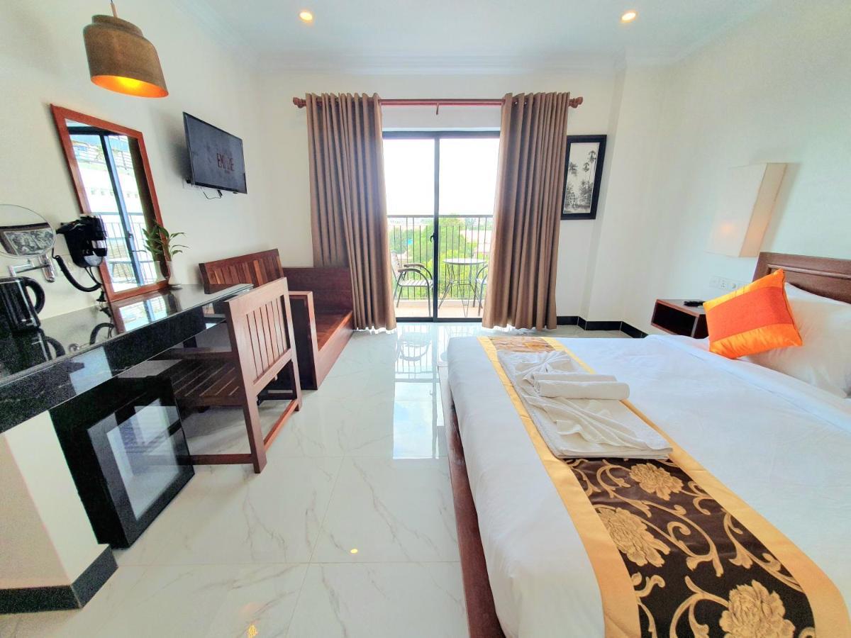 Darling Pub Hostel Siem Reap Bagian luar foto