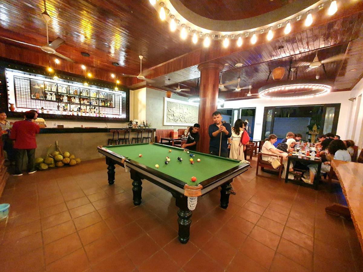 Darling Pub Hostel Siem Reap Bagian luar foto