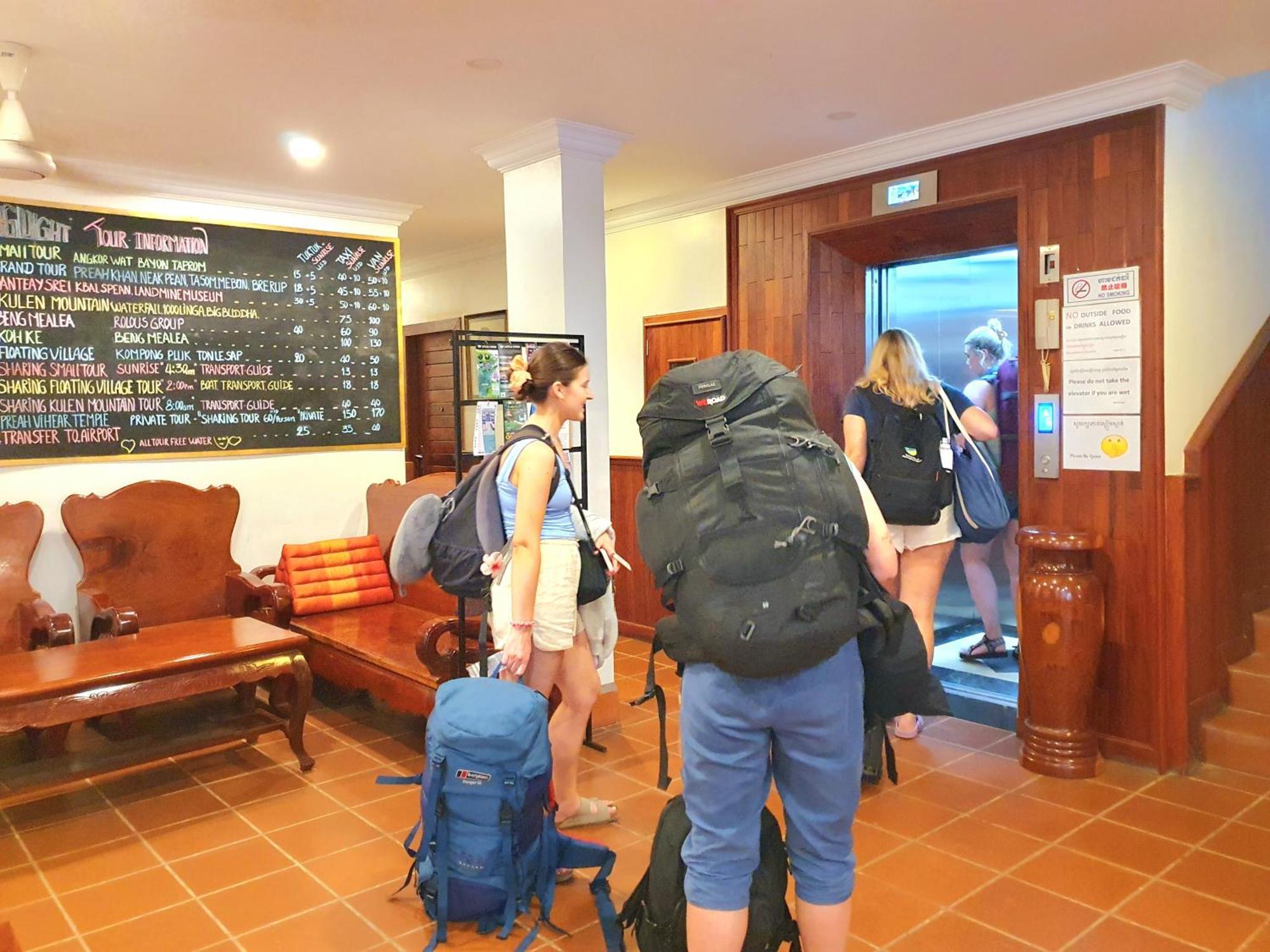 Darling Pub Hostel Siem Reap Bagian luar foto